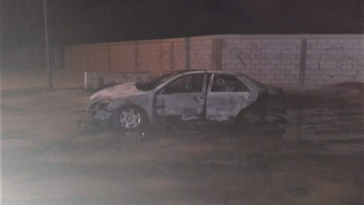 En el poblado Luis B. Sánchez esta madrugada se incendió un auto Honda Accord 2005, el cual fue abandonado por el conductor.